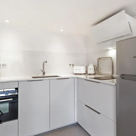 Charming Flat In A Prestigious Close To The Beach - Welkeys Apartment