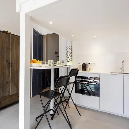 Charming Flat In A Prestigious Close To The Beach - Welkeys Apartment